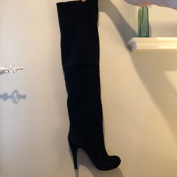 Thigh high black boot - Picture 2 of 2